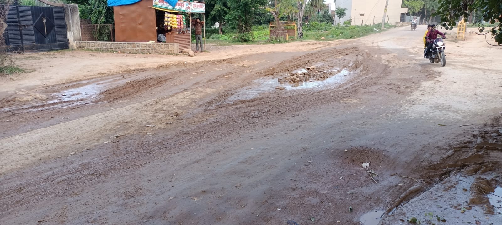 द्घिन से क्रासिंग तक रोड पर गडढे ही गडढे द्घिन से क्रासिंग तक रोड पर गडढे ही गडढे