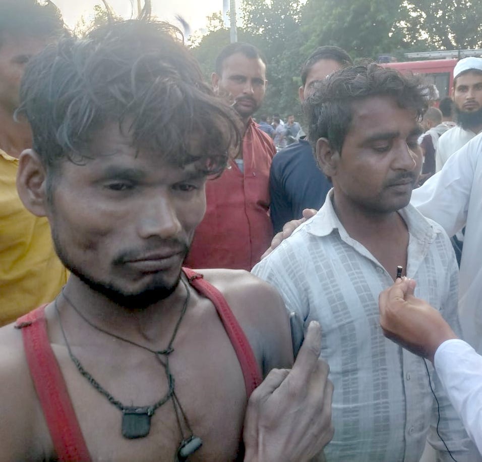 कैराना में अनाधिकृत पटाखा फैक्टरी में विस्टफोट के बारे में जानकारी देते फैक्टरी के कर्मचारी।