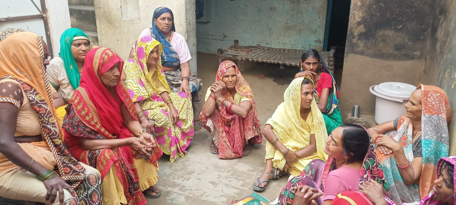अमरोहा के हसनपुर के दीपपुर में महिला के हत्या के बाद बिलखते परिजन।