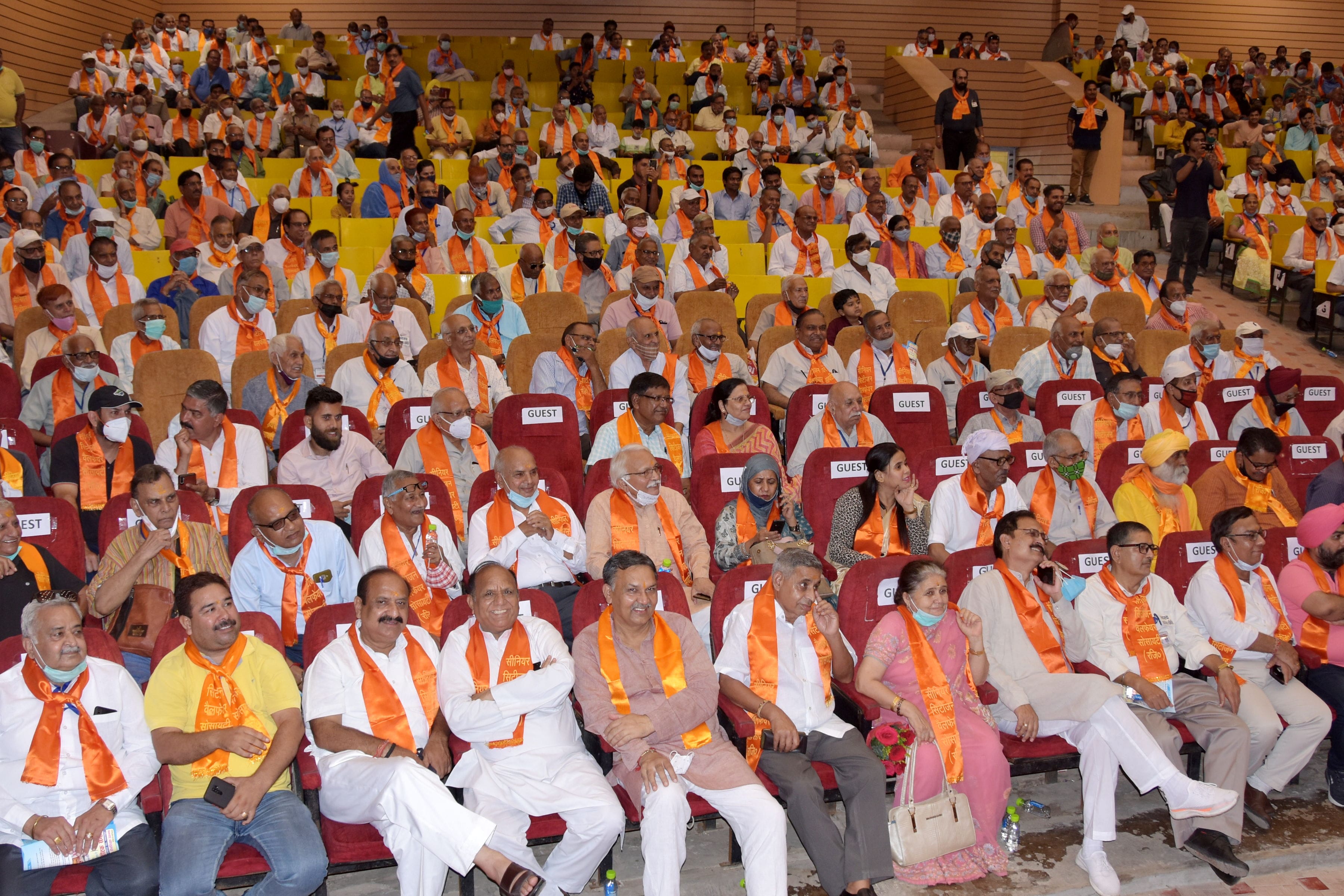 जनमंच में सीनियर सिटीजन के स्थापना दिवस पर आयोजित कार्यक्रम में भाग लेते सीनियर सिटीजन जनमंच में सीनियर सिटीजन के स्थापना दिवस पर आयोजित कार्यक्रम में भाग लेते सीनियर सिटीजन