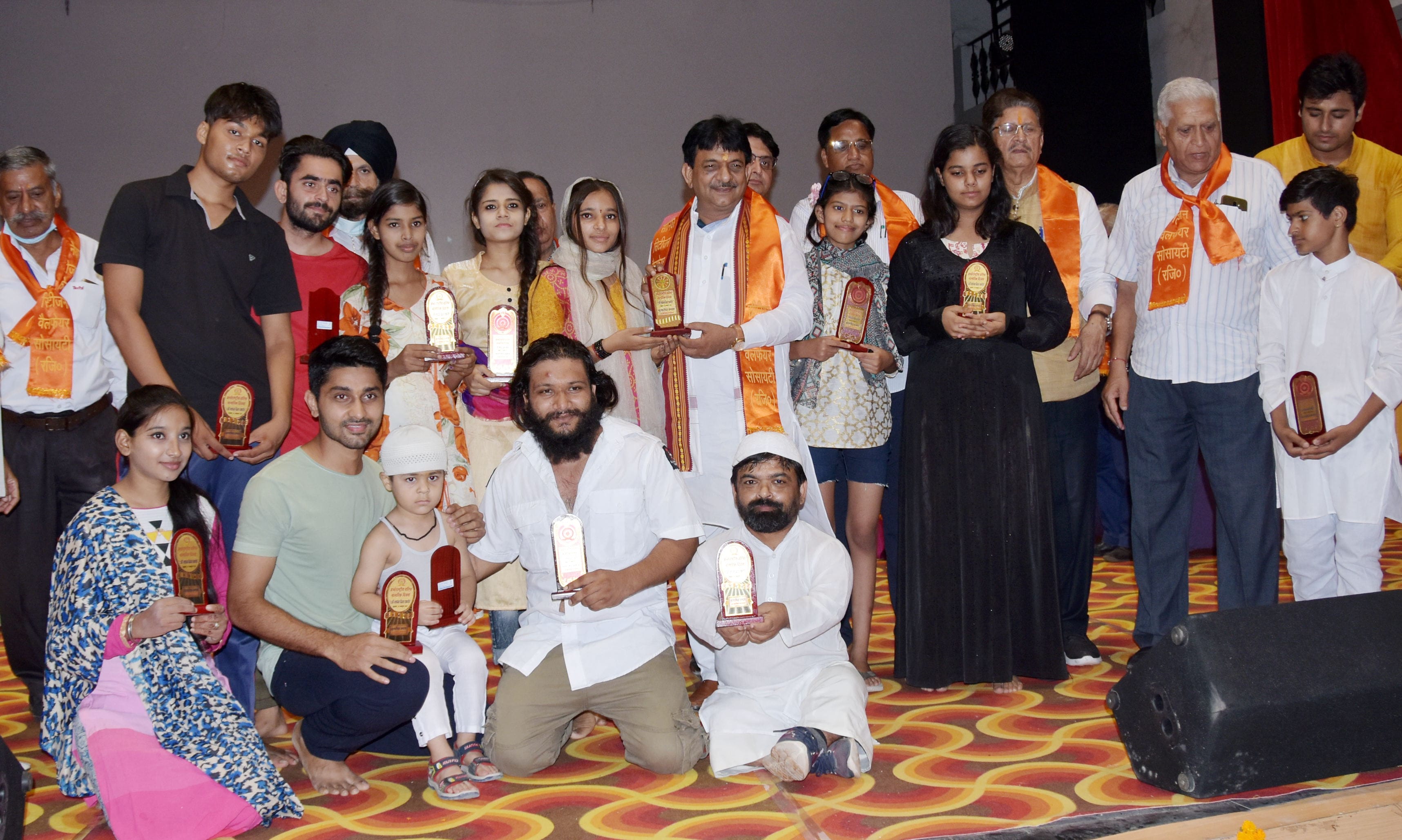 जनमंच में सीनियर सिटीजन के स्थापना दिवस पर आयोजित कार्यक्रम में सम्मानित कलाकार जनमंच में सीनियर सिटीजन के स्थापना दिवस पर आयोजित कार्यक्रम में सम्मानित कलाकार