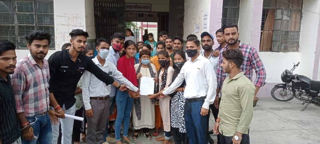 बाजपुर पीजी कालेज के प्राचार्या को ज्ञापन देते विद्यार्थी।