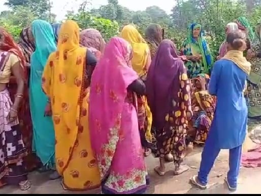 घटना के बाद मौके पर मौजूद महिलाएं। घटना के बाद मौके पर मौजूद महिलाएं।