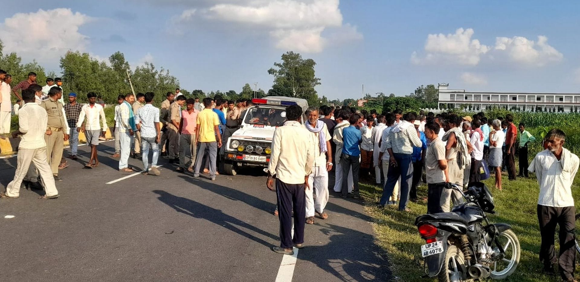 मुजरिया थाना क्षेत्र में बदायूं-दिल्ली हाईवे पर लगा जाम। संवाद मुजरिया थाना क्षेत्र में बदायूं-दिल्ली हाईवे पर लगा जाम। संवाद