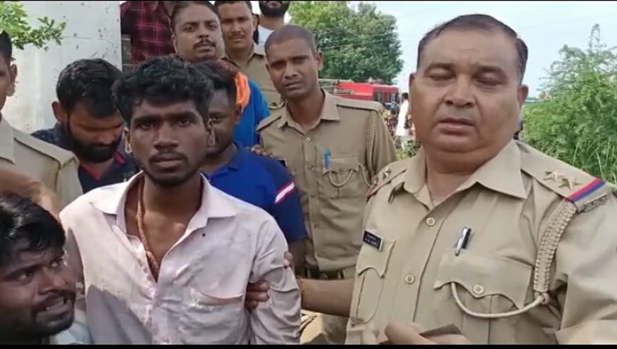 नजीबाबाद में पानी की टंकी से युवक को उतारकर लाते अग्निशमन अधिकारी। नजीबाबाद में पानी की टंकी से युवक को उतारकर लाते अग्निशमन अधिकारी।