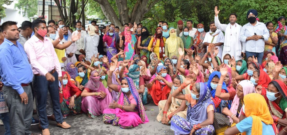 रुद्रपुर कलक्ट्रेट गेट पर धरना प्रदर्शन करते बुक्सा जनजाति के लोग।