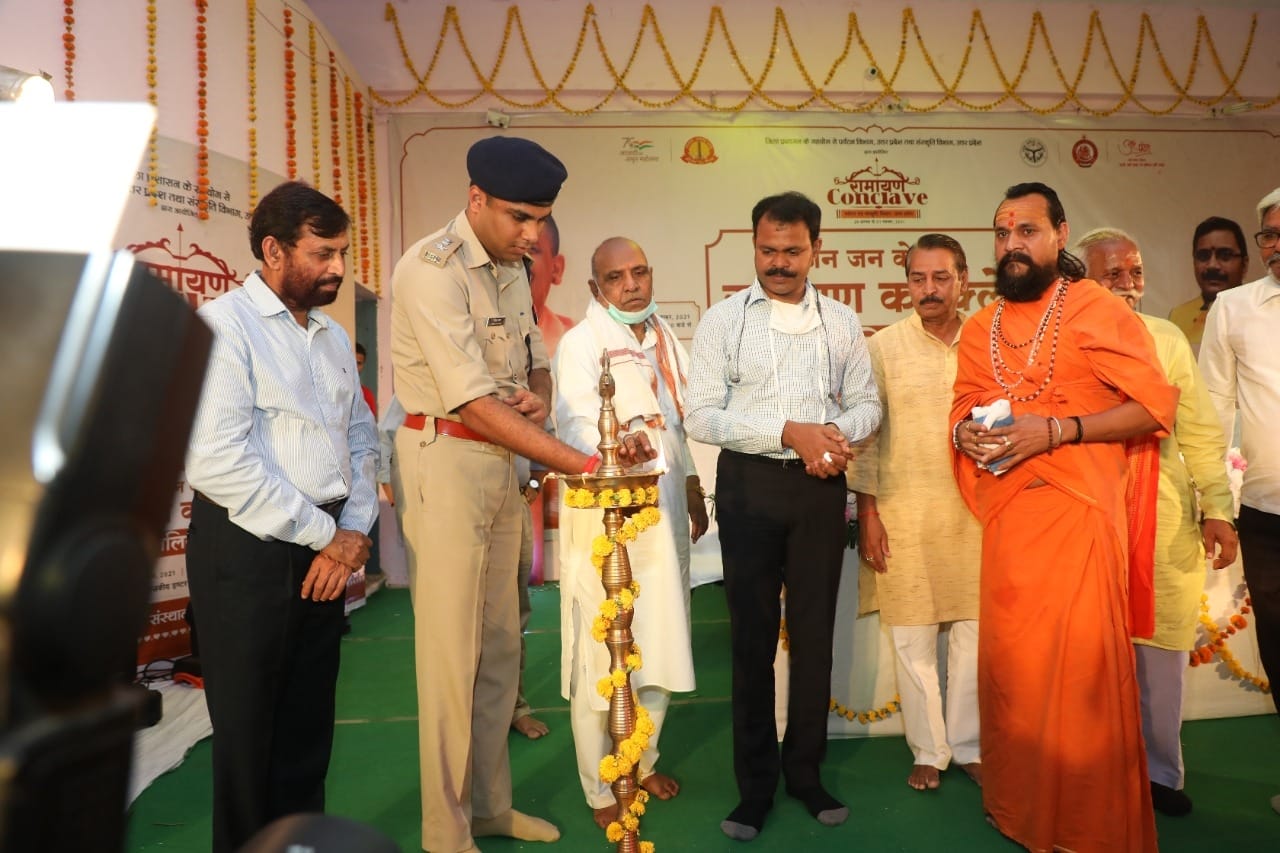 दीप प्रज्वलन करते एसपी निखिल पाठक