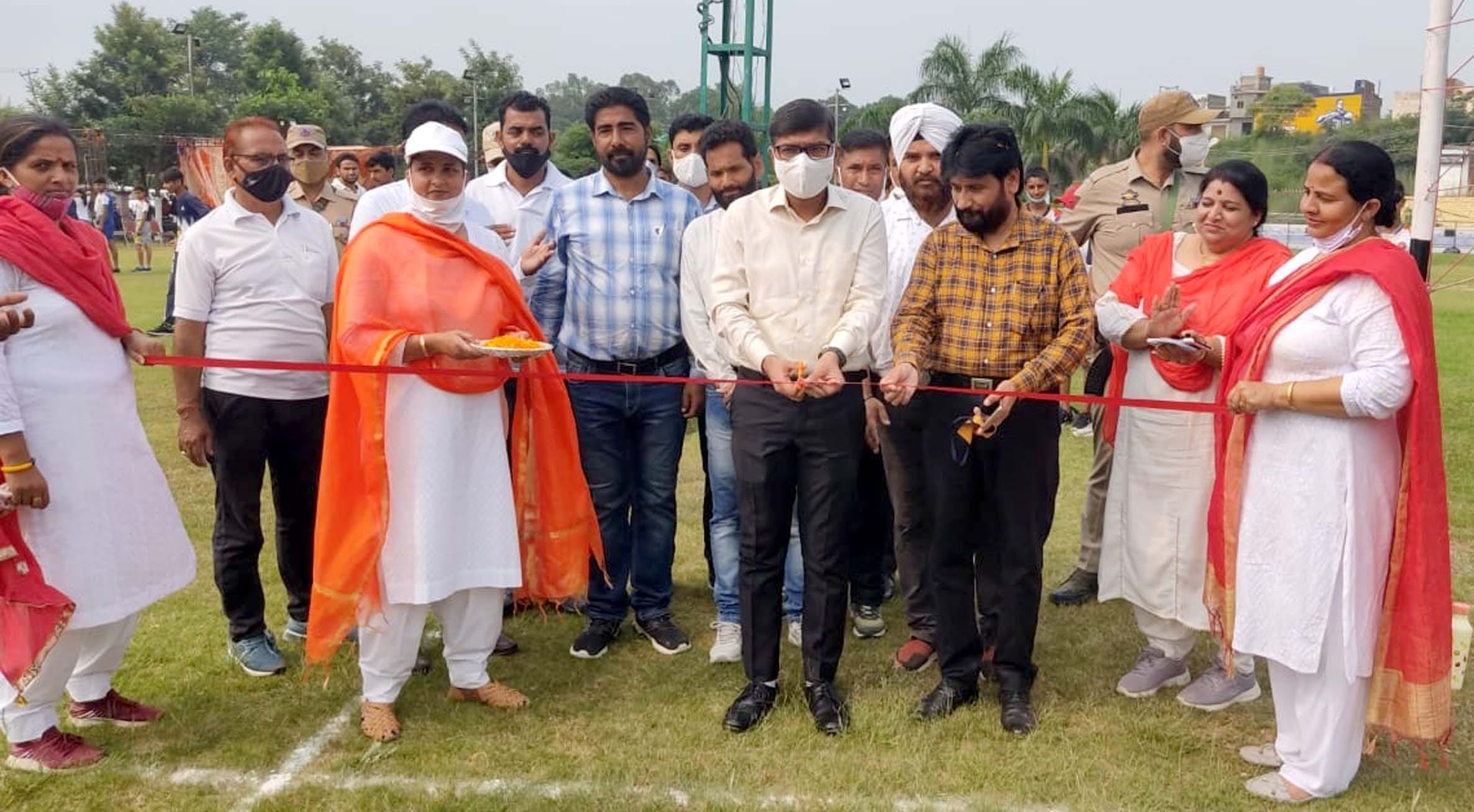 खेल प्रतियोगिता का उद्घाटन करते जिला उपायुक्त राहुल यादव।- संवाद।