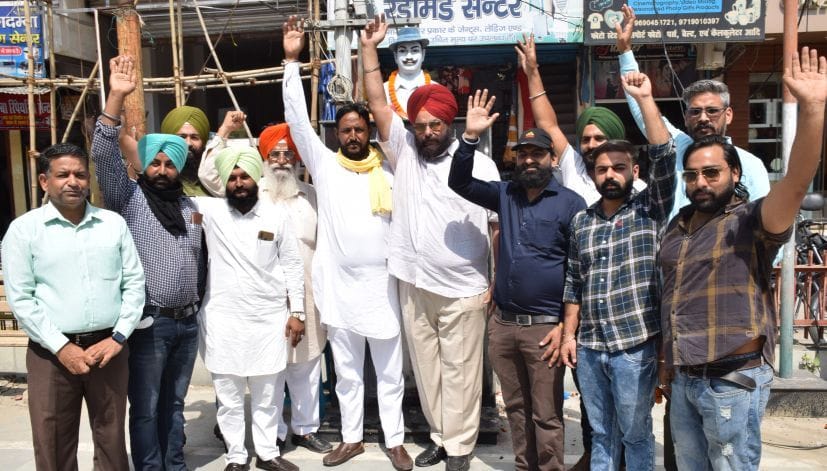 रुद्रपुर में भगत सिंह चौक पर प्रदर्शन करते लोग।