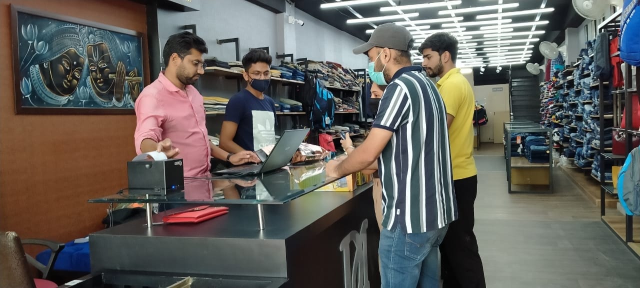 रेडीमेड गर्वमेंट शौरूम पर खरीदारी करते लोग रेडीमेड गर्वमेंट शौरूम पर खरीदारी करते लोग