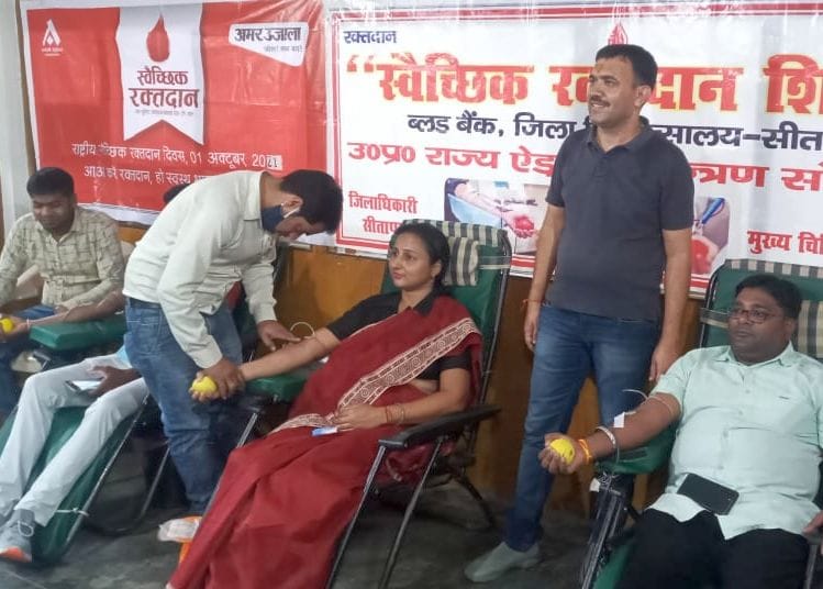 फोटो-34 बिसवां में अमर उजाला फाउंडेशन द्वारा आयोजित स्वैच्छिक रक्तदान शिविर में रक्तदान करते लोग? फोटो-34 बिसवां में अमर उजाला फाउंडेशन द्वारा आयोजित स्वैच्छिक रक्तदान शिविर में रक्तदान करते लोग?