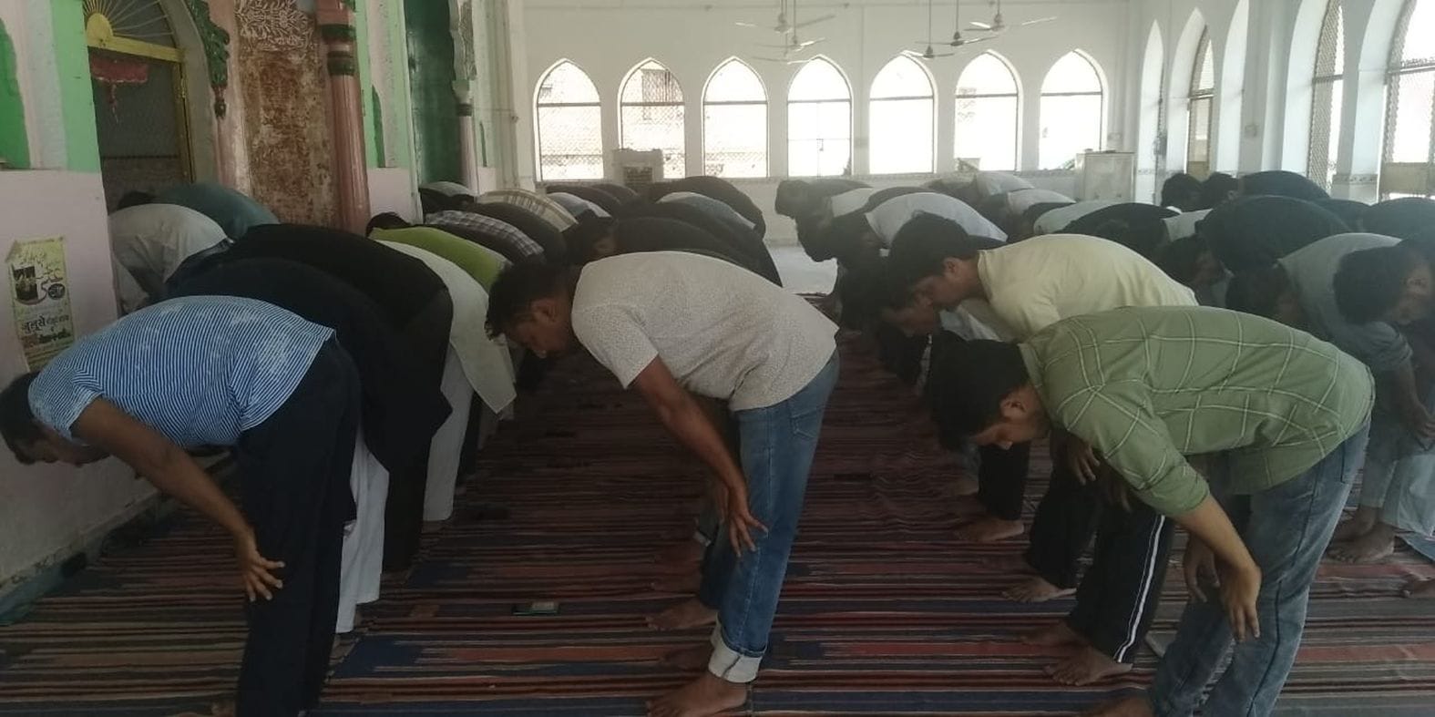 सुनहरी मस्जिद में नमाज पढ़ते नमाजी। संवाद सुनहरी मस्जिद में नमाज पढ़ते नमाजी। संवाद
