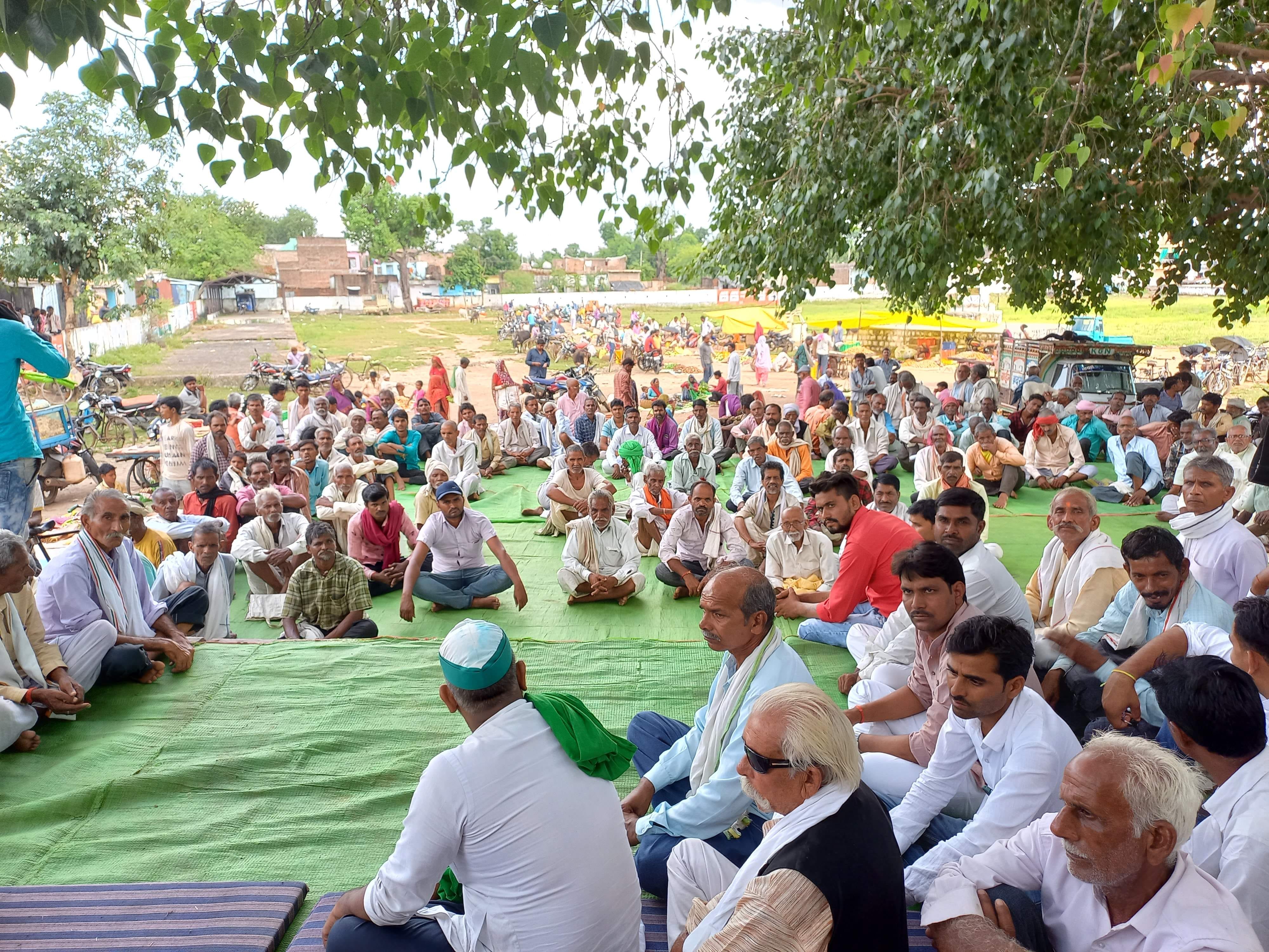 पंचायत में मौजूद किसान