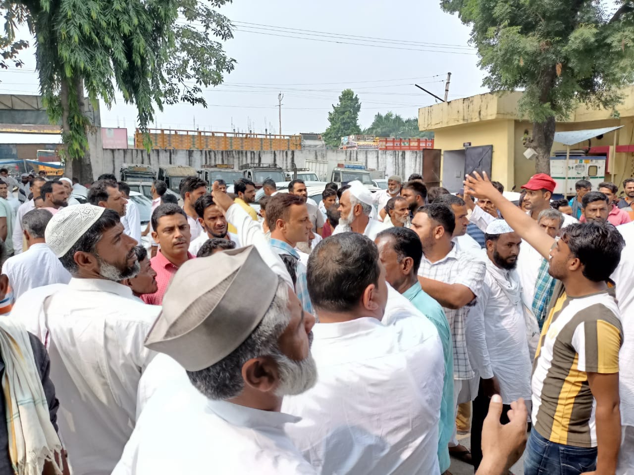 थाने पर हंगामा करते ग्रामीण थाने पर हंगामा करते ग्रामीण