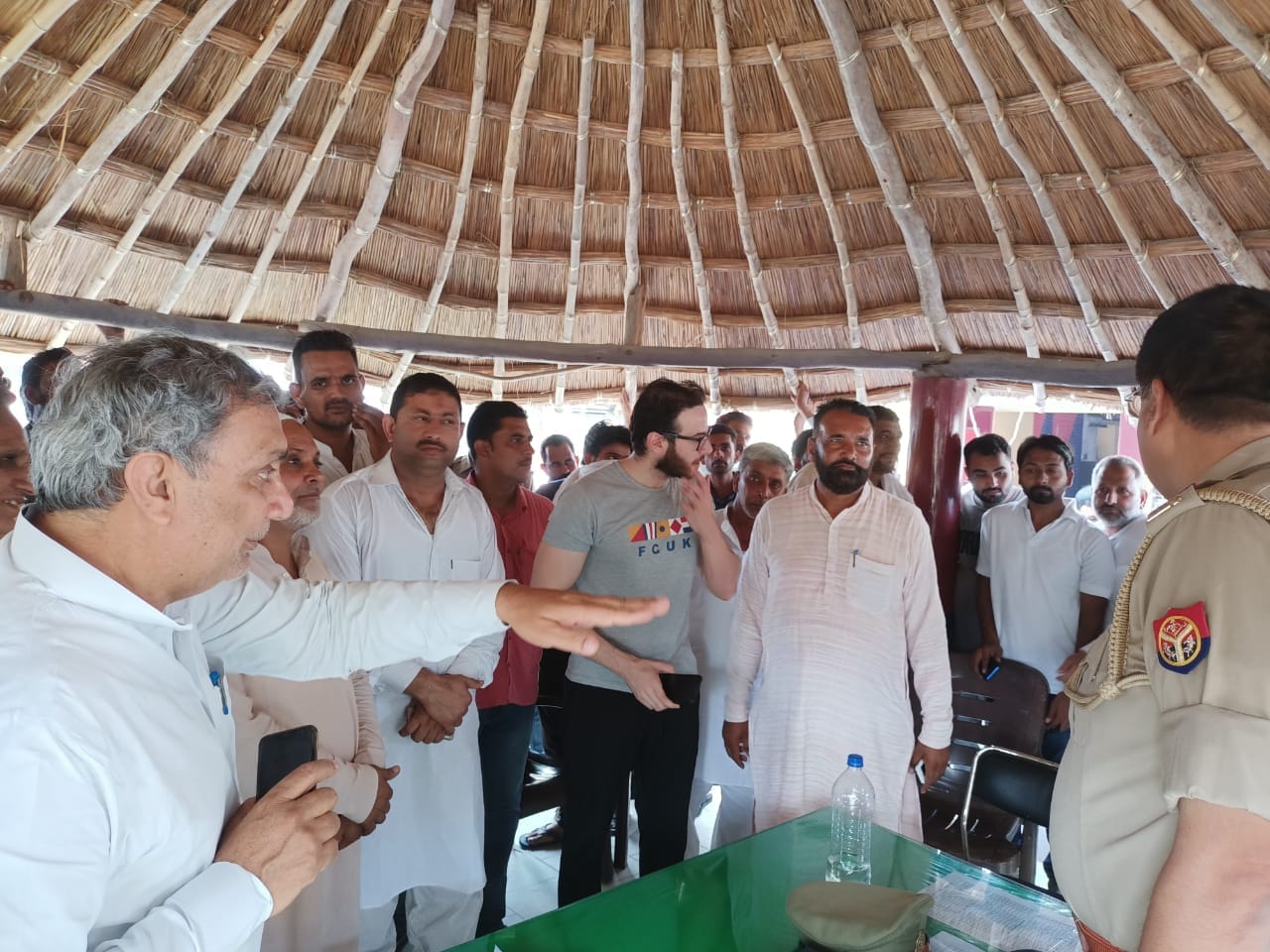 थाने पर विरोध दर्ज कराते विधायक नरेश सैनी थाने पर विरोध दर्ज कराते विधायक नरेश सैनी