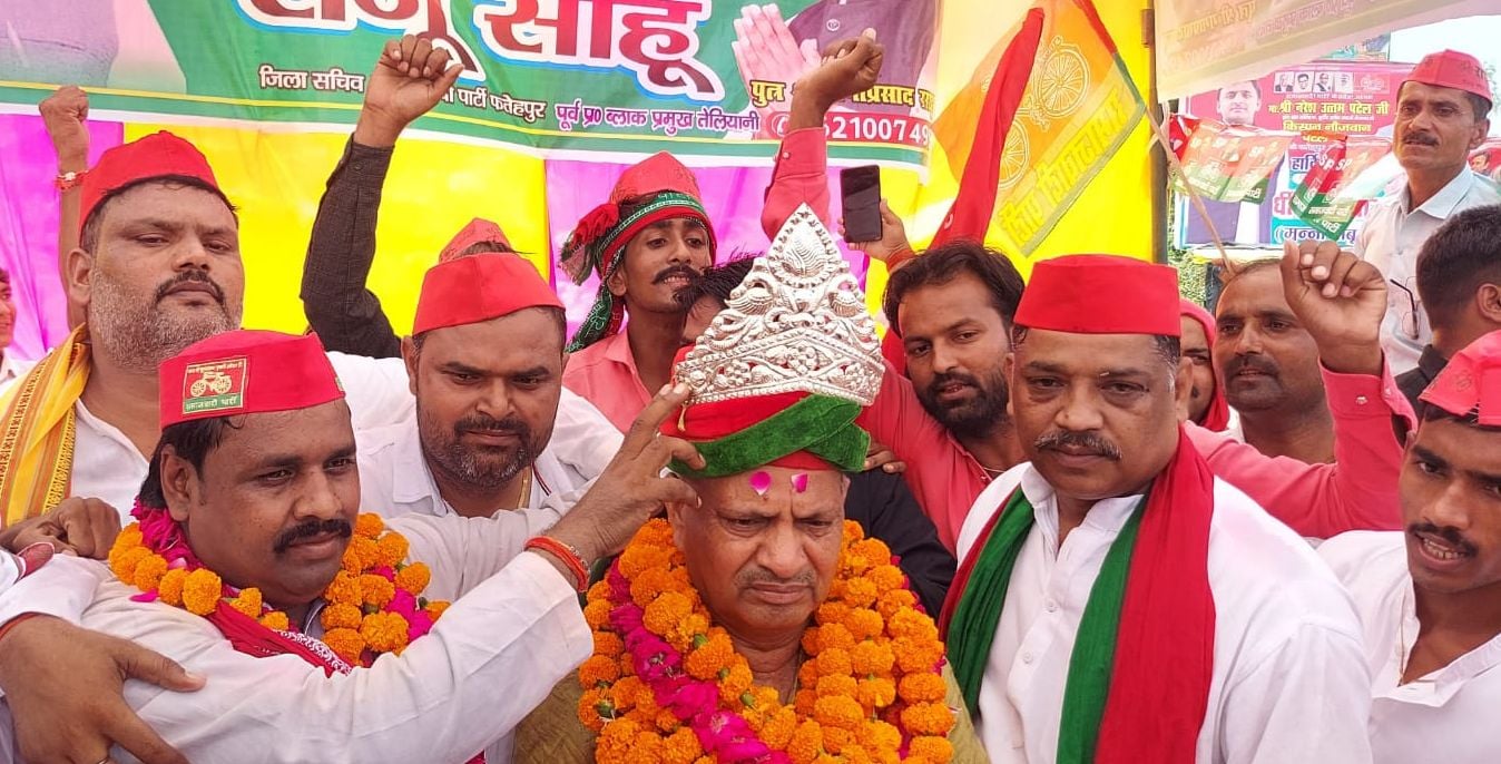 चौफेरवा में प्रदेश अध्यक्ष नरेश उत्तम को चांदी का मुकुट पहनाकर स्वागत करते राजू साहू। संवाद चौफेरवा में प्रदेश अध्यक्ष नरेश उत्तम को चांदी का मुकुट पहनाकर स्वागत करते राजू साहू। संवाद