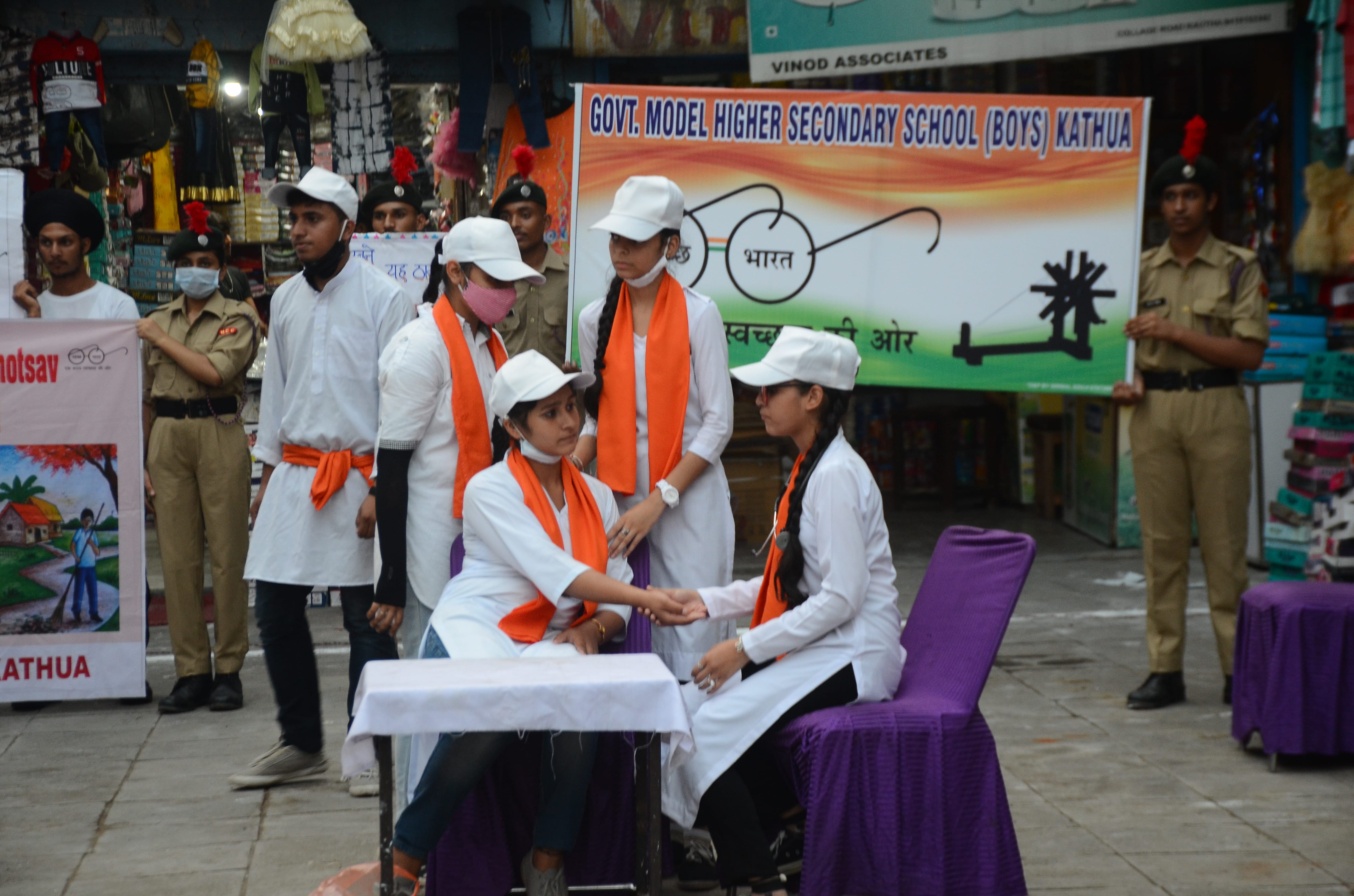 शहर के मुखर्जी चौक में नुक्कड़ नाटक पेश कर आम लोगों स्वच्छता का महत्व बताते विद्यार्थी, संवाद।