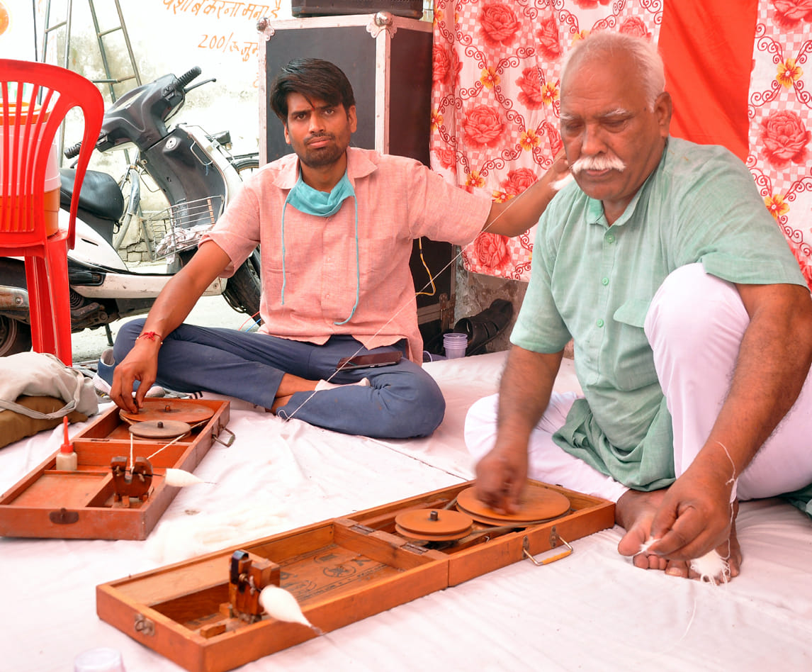 मुजफ्फनगर के कोर्ट रोड स्थित खादी आश्रम में चरखा चलाते कर्मचारी। मुजफ्फनगर के कोर्ट रोड स्थित खादी आश्रम में चरखा चलाते कर्मचारी।