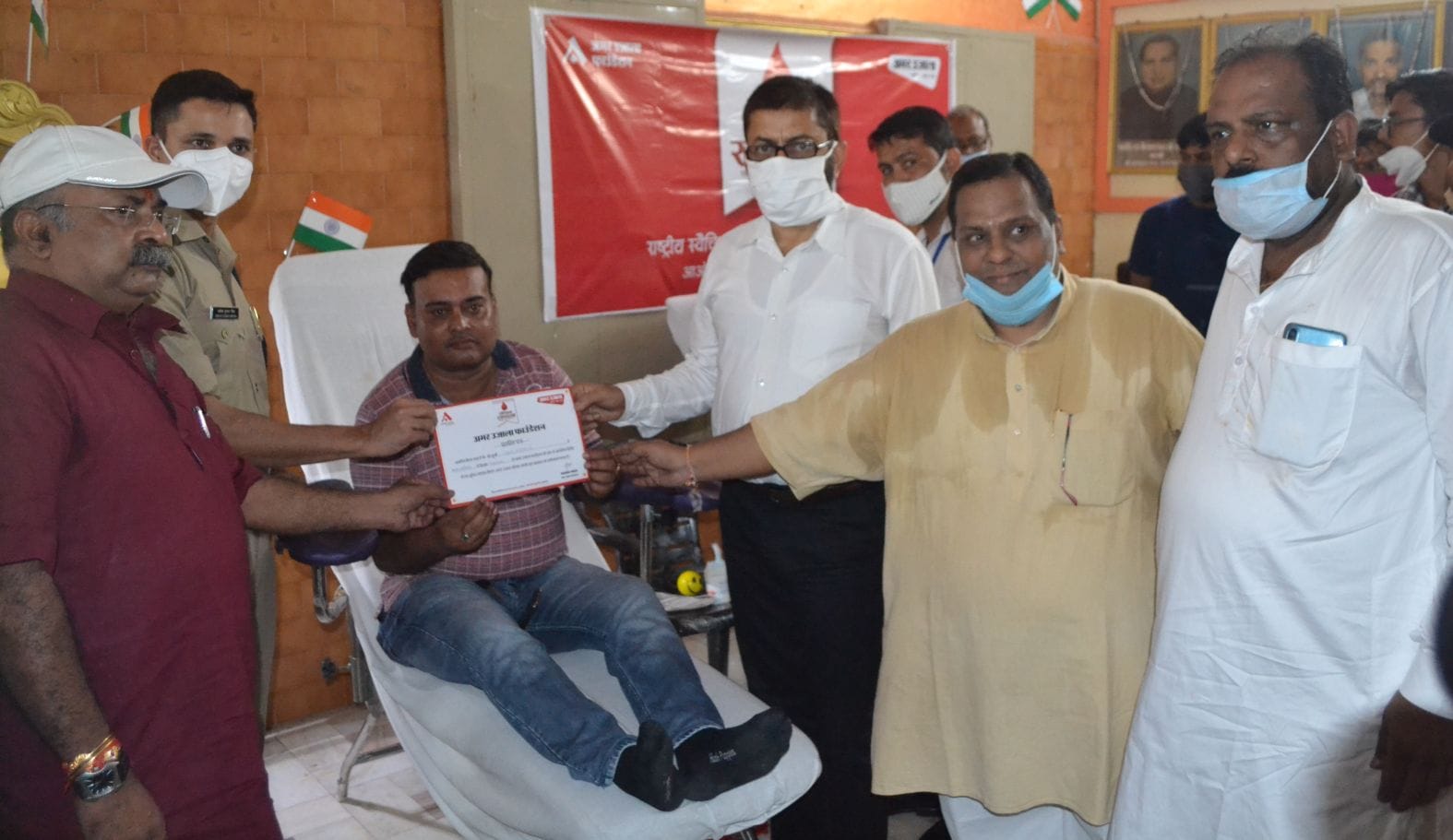 अग्रवाल सभा भवन में रक्तदाता को प्रमाणपत्र देते डीएम मानवेंद्र सिंह व एसपी अशोक कुमार मीणा। संव? अग्रवाल सभा भवन में रक्तदाता को प्रमाणपत्र देते डीएम मानवेंद्र सिंह व एसपी अशोक कुमार मीणा। संव?