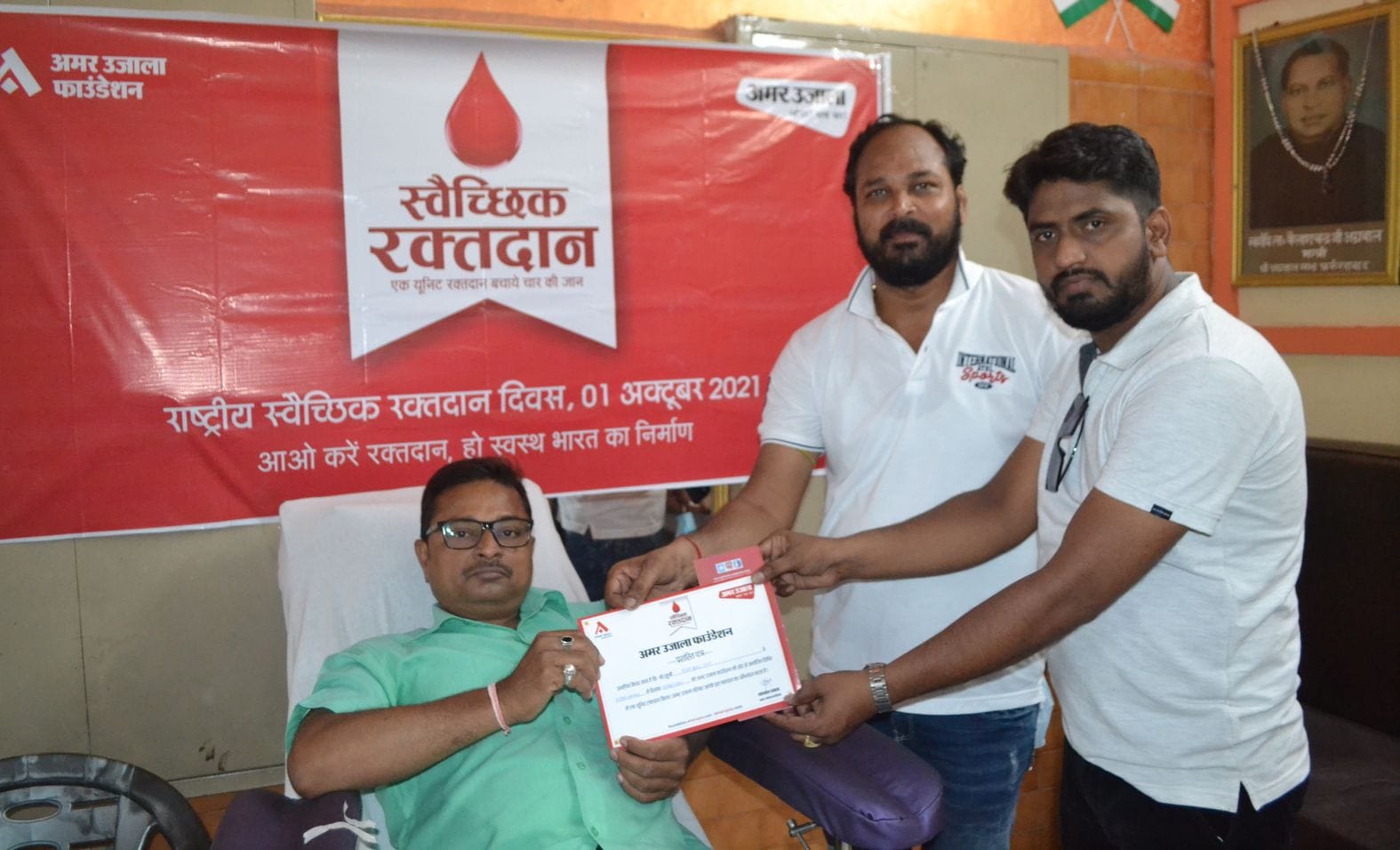 अग्रवाल सभा भवन में रक्तदाता को प्रमाणपत्र देते वैश्य एकता परिषद के महामंत्री सोमेश गुप्ता। संव अग्रवाल सभा भवन में रक्तदाता को प्रमाणपत्र देते वैश्य एकता परिषद के महामंत्री सोमेश गुप्ता। संव