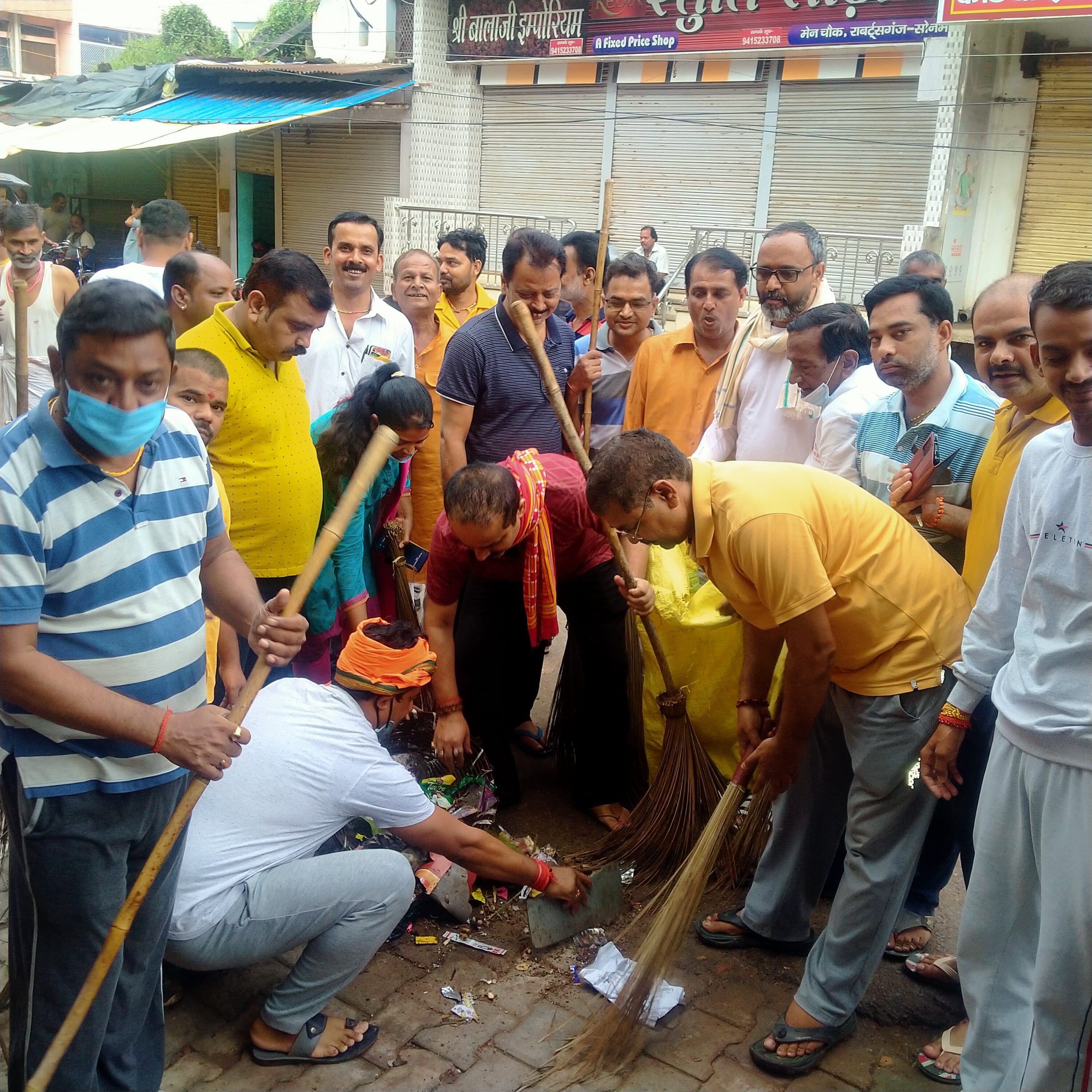 राबर्ट्सगंज में गांधी जयंती पर नगर में सफाई करते भाजपा के पदाधिकारी।