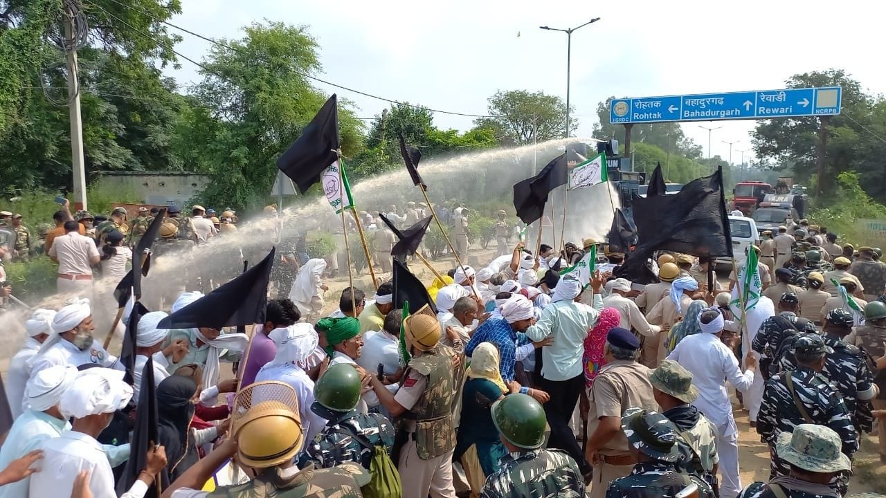 किसानों पर की जा रही वाटर कैनन से पानी की बौछार। संवाद किसानों पर की जा रही वाटर कैनन से पानी की बौछार। संवाद