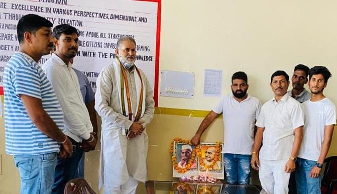 महात्मा गांधी एवं लाल बहादुर शास्त्री को नमन करते पूर्व शिक्षामंत्री प्रो. रामबिलास शर्मा 