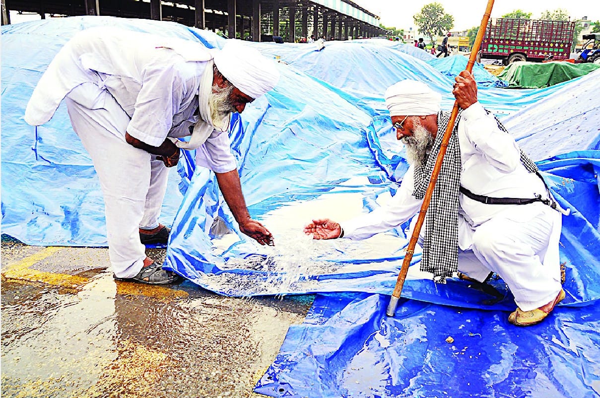 Farmers' mercury rises, officer-workers hostage, locked in lock Farmers' mercury rises, officer-workers hostage, locked in lock