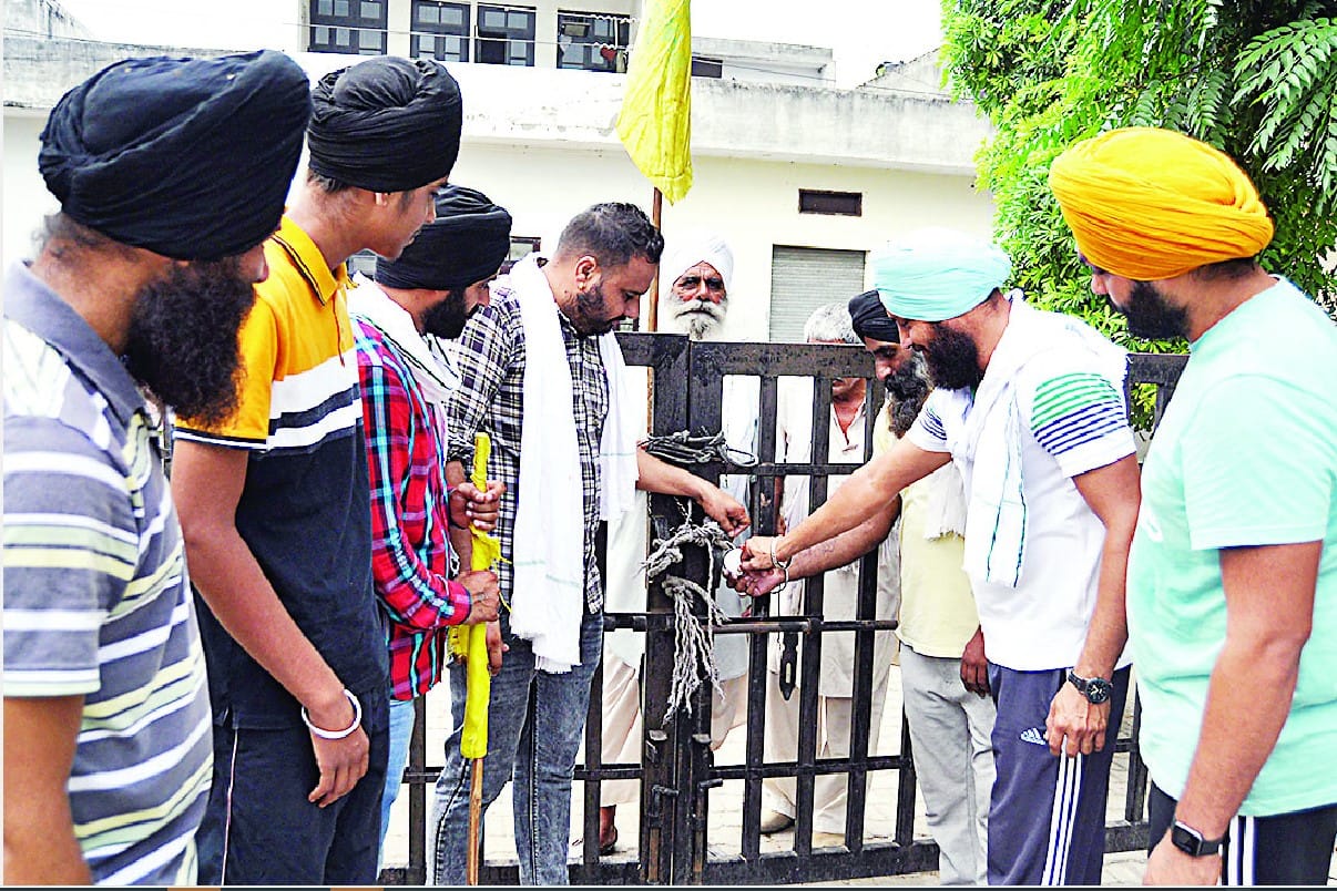 Farmers' mercury rises, officer-workers hostage, locked in lock Farmers' mercury rises, officer-workers hostage, locked in lock