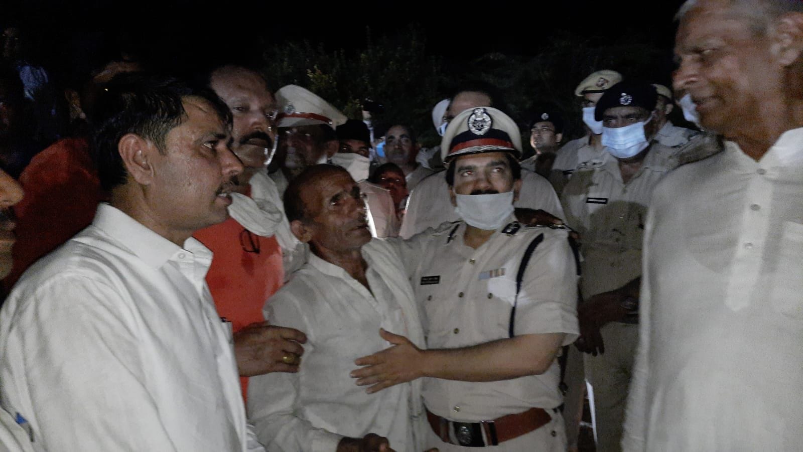 गांव कथूरा में सिपाही संदीप के पिता को सांत्वना देते विधायक इंदुराज नरवाल व पुलिस अधिकारी। संवा?