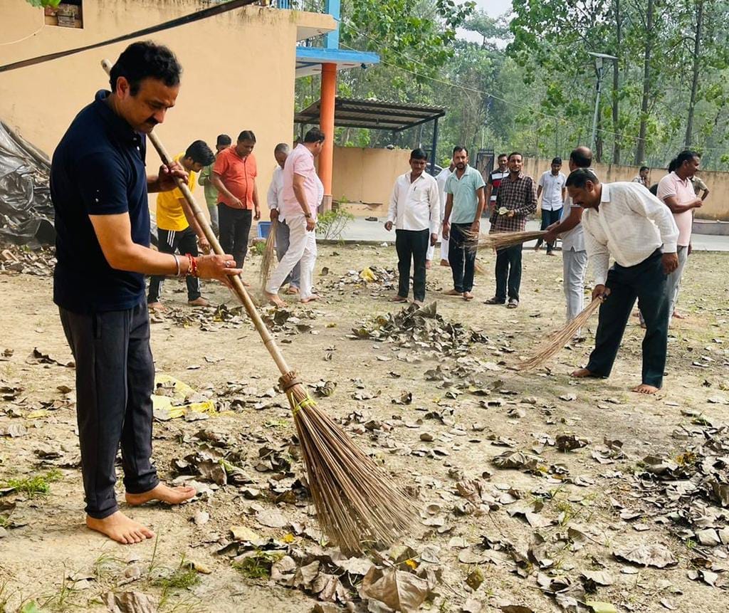 गांव कांकरकुई में सफाई अभियान चलाते विधायक देवेंद्र निम गांव कांकरकुई में सफाई अभियान चलाते विधायक देवेंद्र निम