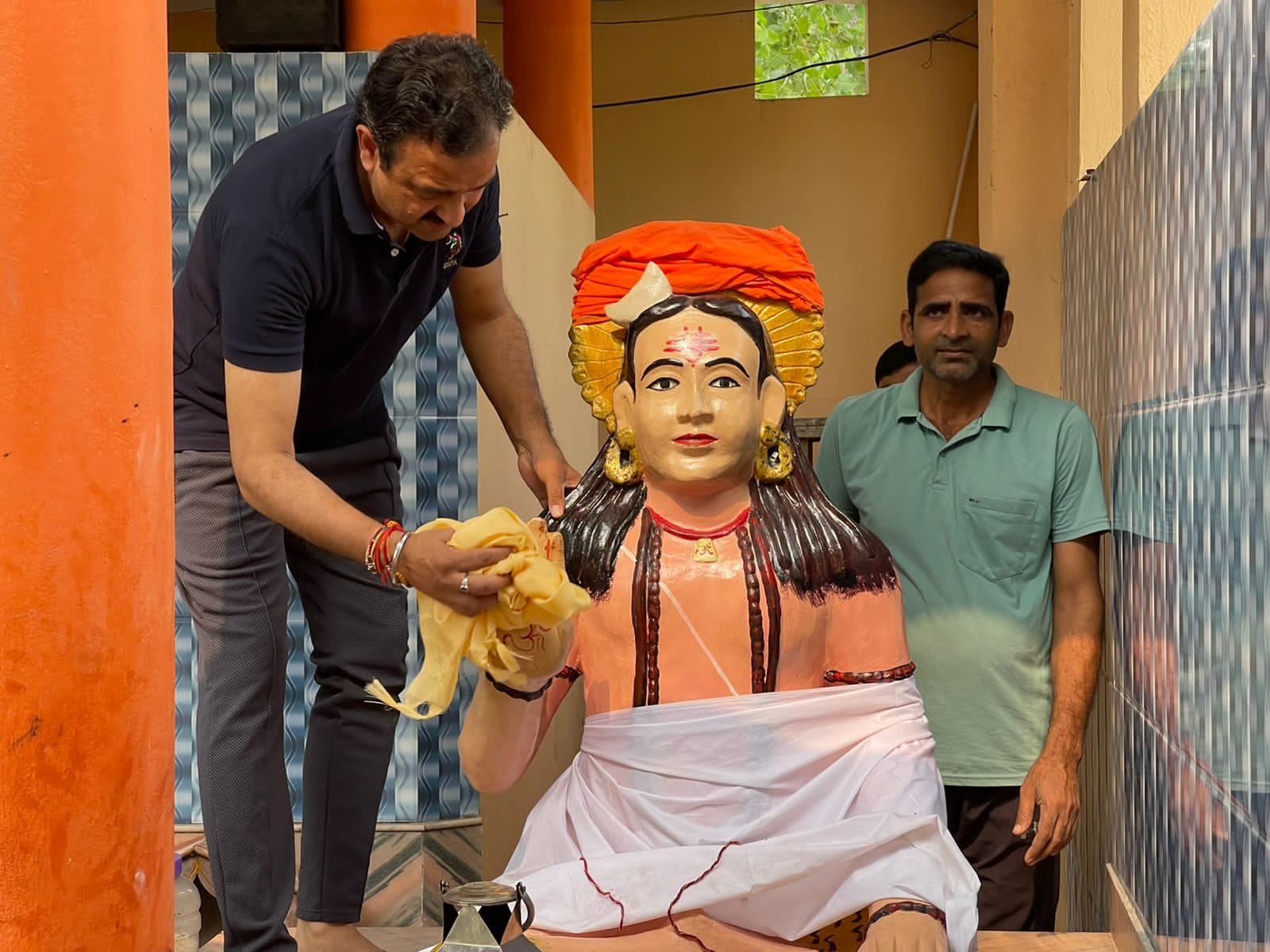 गुरु गोरखनाथ प्रतिमा की सफाई करते विधायक गुरु गोरखनाथ प्रतिमा की सफाई करते विधायक