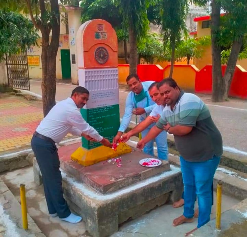 साढौली कदीम में शहीद स्मारक पर पुष्प अर्पित करते बीडीओ रविप्रकाश सिंह साढौली कदीम में शहीद स्मारक पर पुष्प अर्पित करते बीडीओ रविप्रकाश सिंह