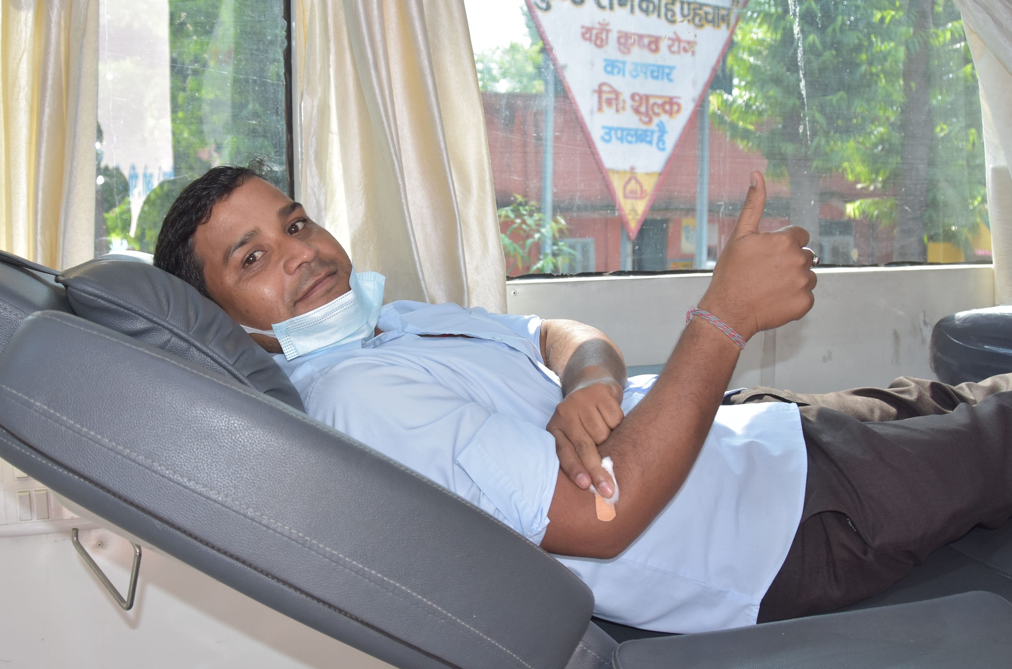 जिला अस्पताल में अमर उजाला फाउंडेशन द्वारा आयोजित रक्तदान शिविर में रक्तदान करते रक्तदाता