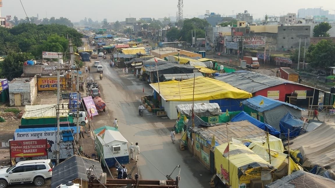 कुंडली बॉर्डर पर सड़क पर बनी किसानों की झोपड़ी। संवाद कुंडली बॉर्डर पर सड़क पर बनी किसानों की झोपड़ी। संवाद