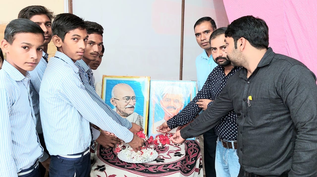 सुलतानपुर में गांधी जी एवं शास्त्री जी को पुष्प अर्पित करते शिक्षक। सुलतानपुर में गांधी जी एवं शास्त्री जी को पुष्प अर्पित करते शिक्षक।