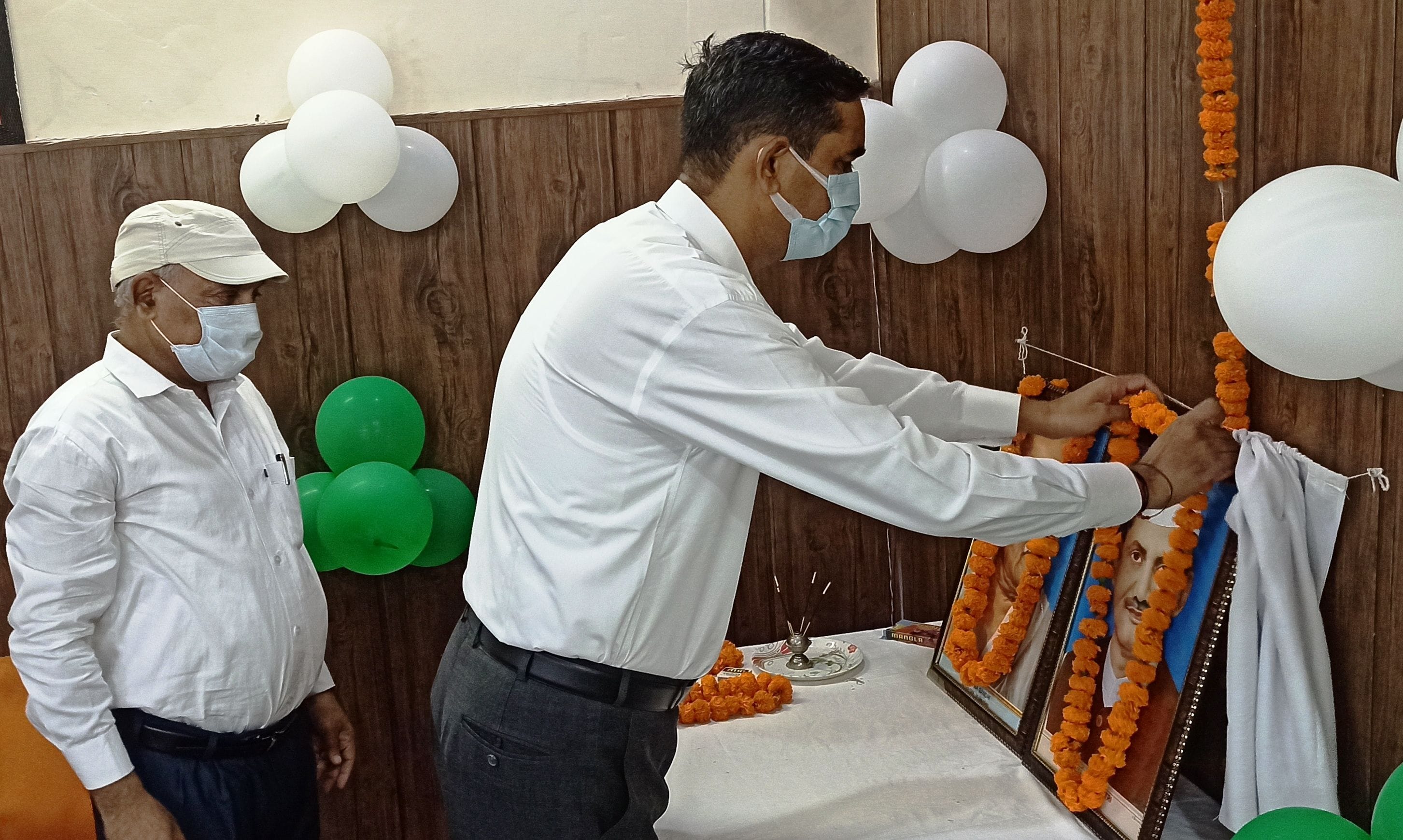 कासगंज में गांधी जयंती के मौके पर महापुरूषों के चित्र पर माल्यापर्ण करते डीएम सीपी सिंह । कासगंज में गांधी जयंती के मौके पर महापुरूषों के चित्र पर माल्यापर्ण करते डीएम सीपी सिंह ।
