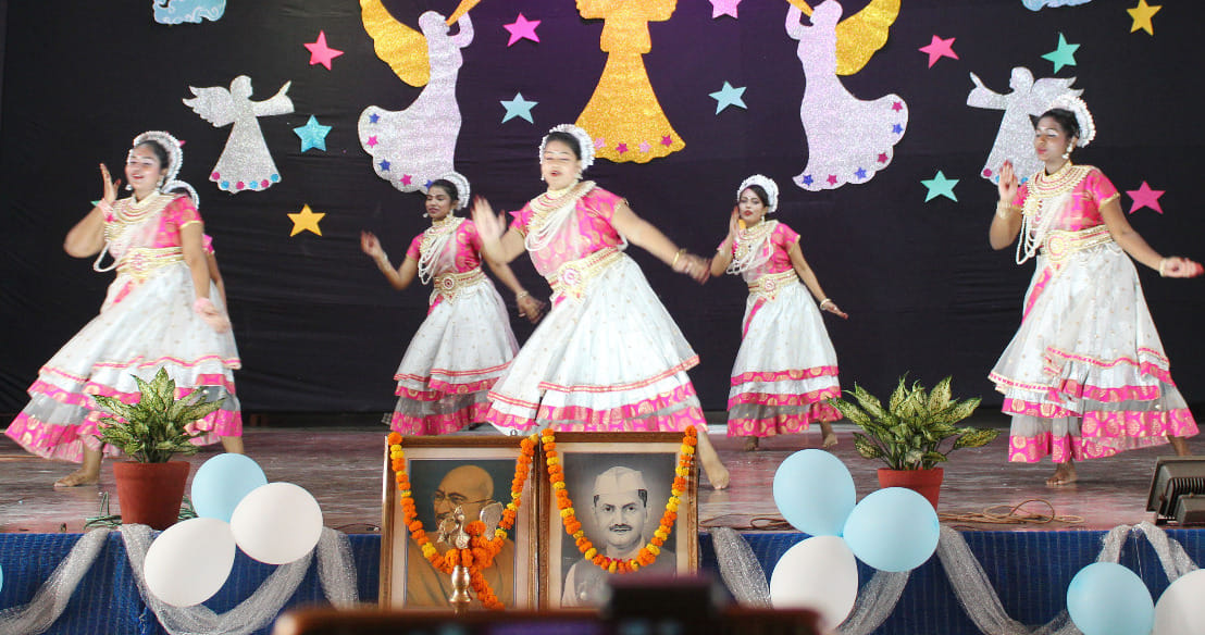 मुजफ्फनगर के होली एंजिल स्कूल में आयोजित कार्यक्रम में प्रस्तुति देती छात्राएं। मुजफ्फनगर के होली एंजिल स्कूल में आयोजित कार्यक्रम में प्रस्तुति देती छात्राएं।