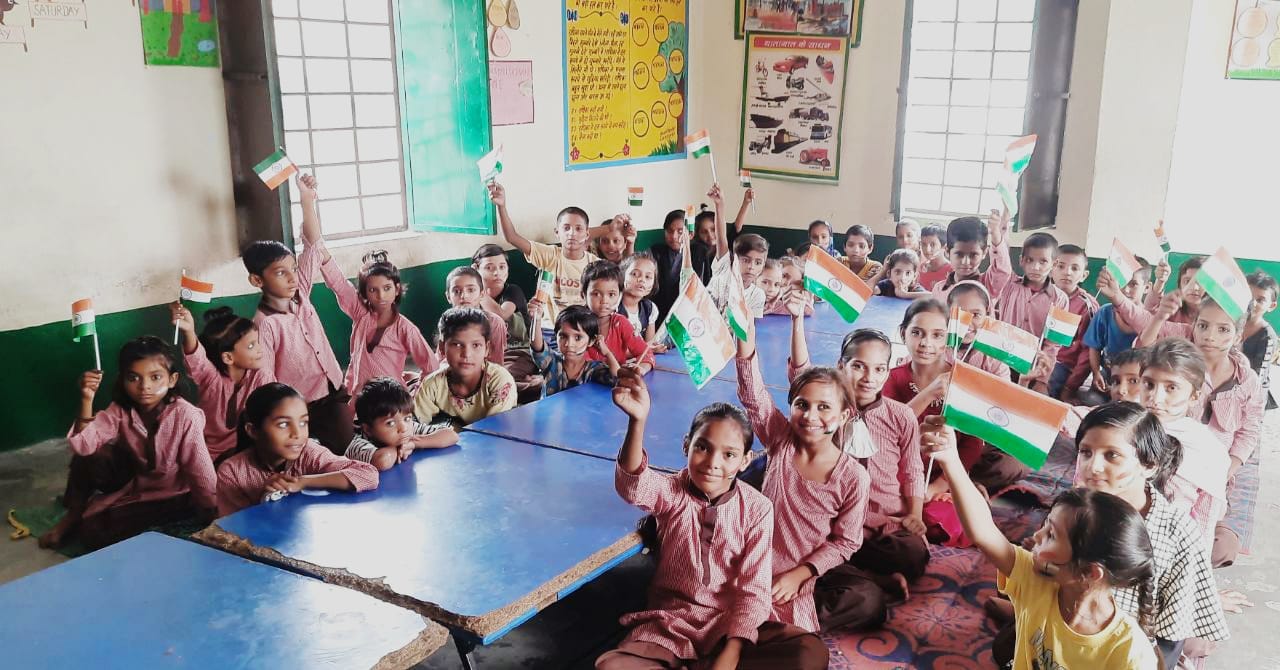 छुटमलपुर के प्राथमिक विद्यालय में गांधी जयंती मनाते बच्चें छुटमलपुर के प्राथमिक विद्यालय में गांधी जयंती मनाते बच्चें