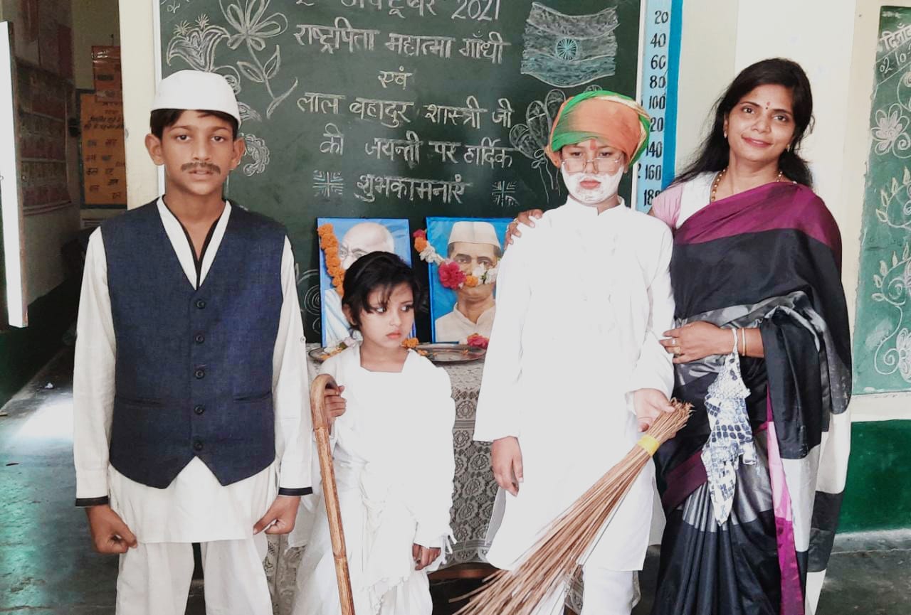 छुटमलपुर के प्राथमिक स्कूल में गांधी शास्त्री के वेश में बच्चें छुटमलपुर के प्राथमिक स्कूल में गांधी शास्त्री के वेश में बच्चें