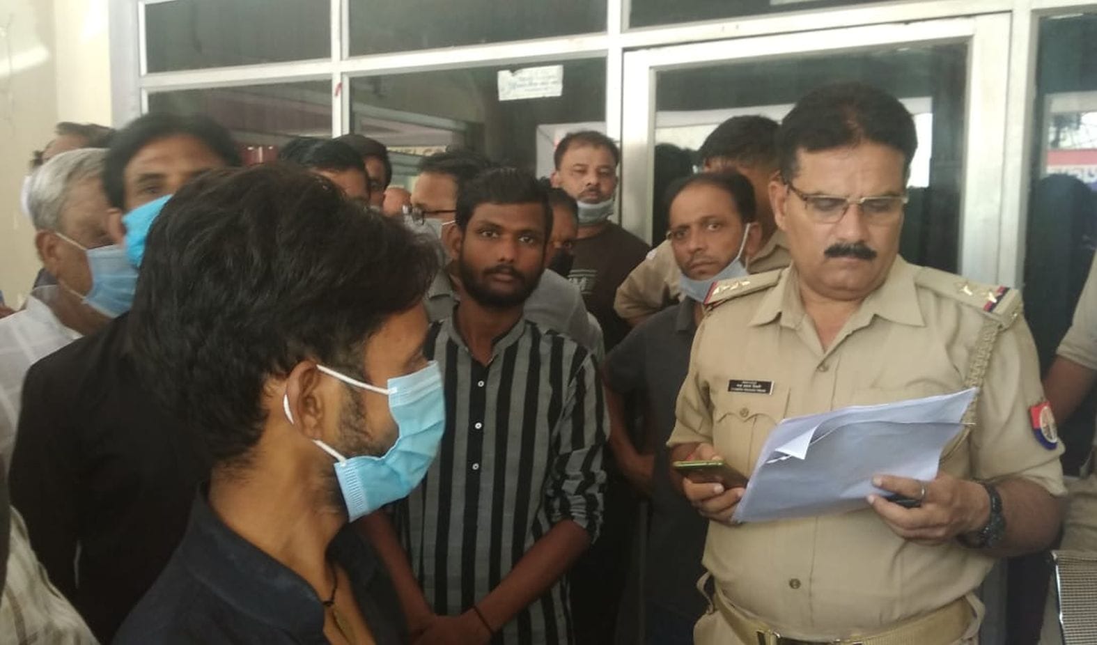 सुनहरी मस्जिद में नमाज को लेकर कोतवाली में शिकायत करने पहुंचे लोग। संवाद सुनहरी मस्जिद में नमाज को लेकर कोतवाली में शिकायत करने पहुंचे लोग। संवाद