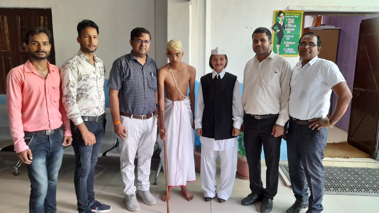 गांधी जयंती पर मोंटेसरी स्कूल में सांस्कृतिक कार्यक्रम की प्रस्तुति देने वाले विद्यार्थी स्टा?