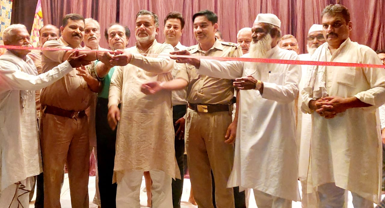 सुलतानपुर में रामलीला का उद्घाटन करते अतिथिगण। सुलतानपुर में रामलीला का उद्घाटन करते अतिथिगण।