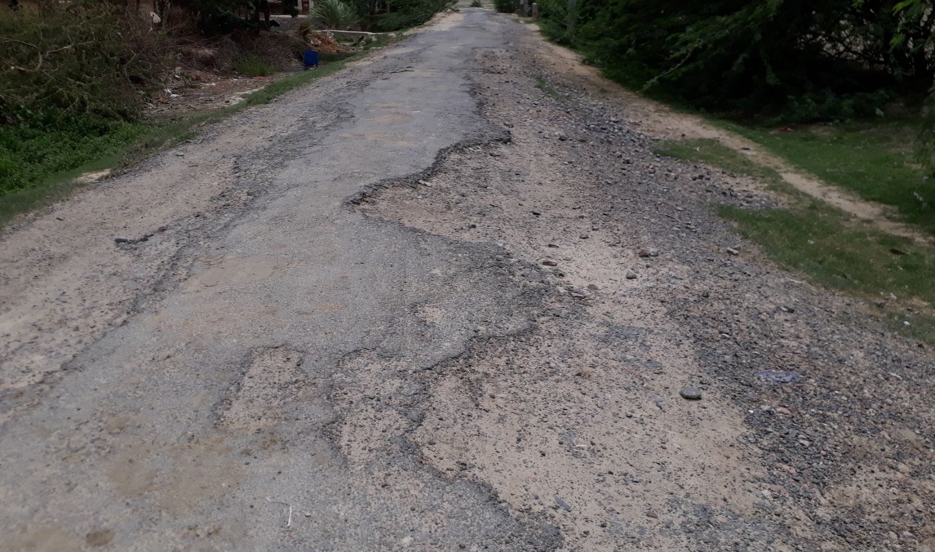झींझक कंचौसी मार्ग से शाहपुर गांव को जोड़ने वाली गड्ढ़ायुक्त सड़क। (संवाद) झींझक कंचौसी मार्ग से शाहपुर गांव को जोड़ने वाली गड्ढ़ायुक्त सड़क। (संवाद)