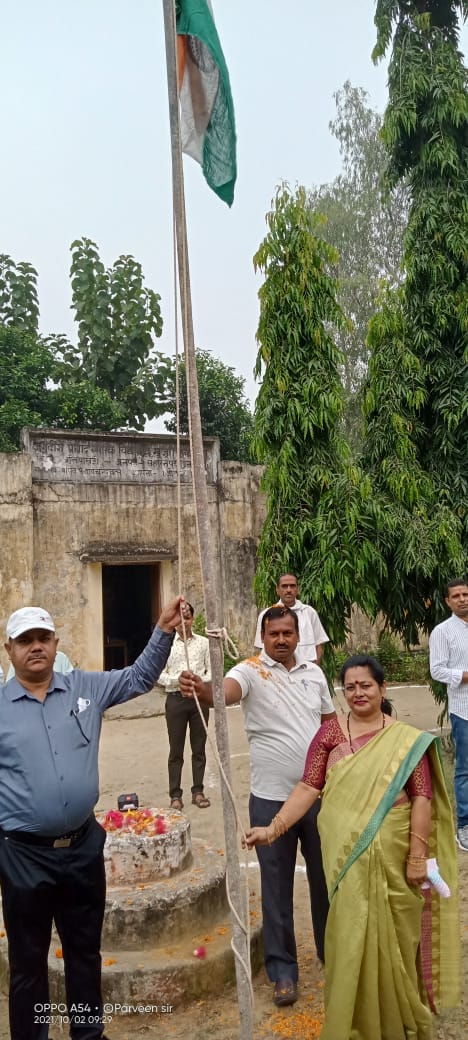 गागलहेड़ी के मोंटफोर्ड में ध्वजारोहण करती प्रधानाचार्या गागलहेड़ी के मोंटफोर्ड में ध्वजारोहण करती प्रधानाचार्या