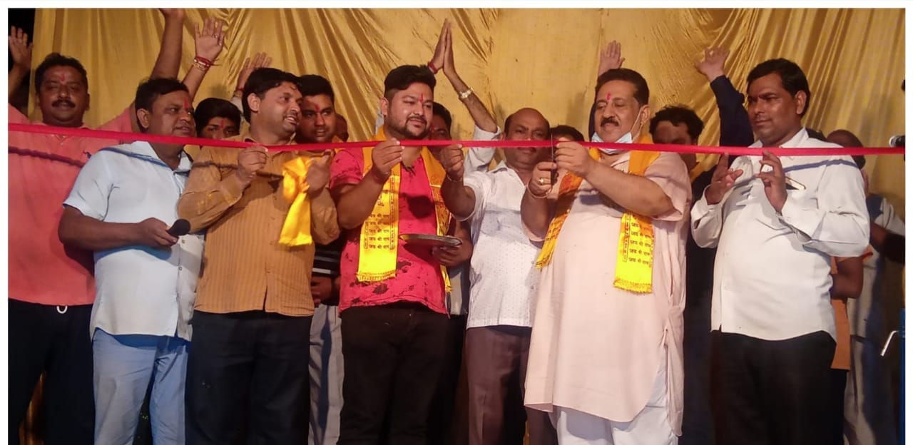 रामलीला का फीता काटकर शुभारंभ करते राजकुमार खुराना रामलीला का फीता काटकर शुभारंभ करते राजकुमार खुराना