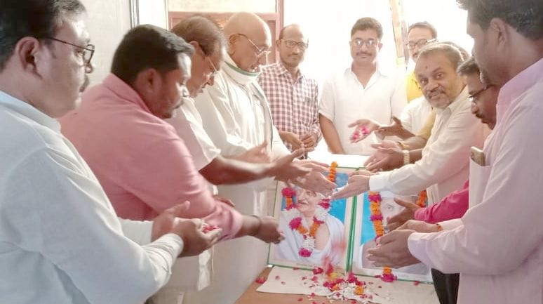 शहर के स्टेशन रोड़ पर व्यापारियों ने गांधी जयंती पर उनके चित्र पर पुष्प अर्पित किए। संवाद शहर के स्टेशन रोड़ पर व्यापारियों ने गांधी जयंती पर उनके चित्र पर पुष्प अर्पित किए। संवाद