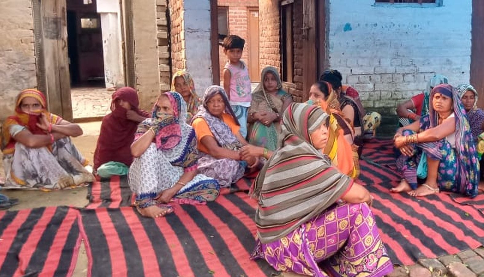 कृष्णा उर्फ पियूष के गमगीन बैठे परिजन। संवाद