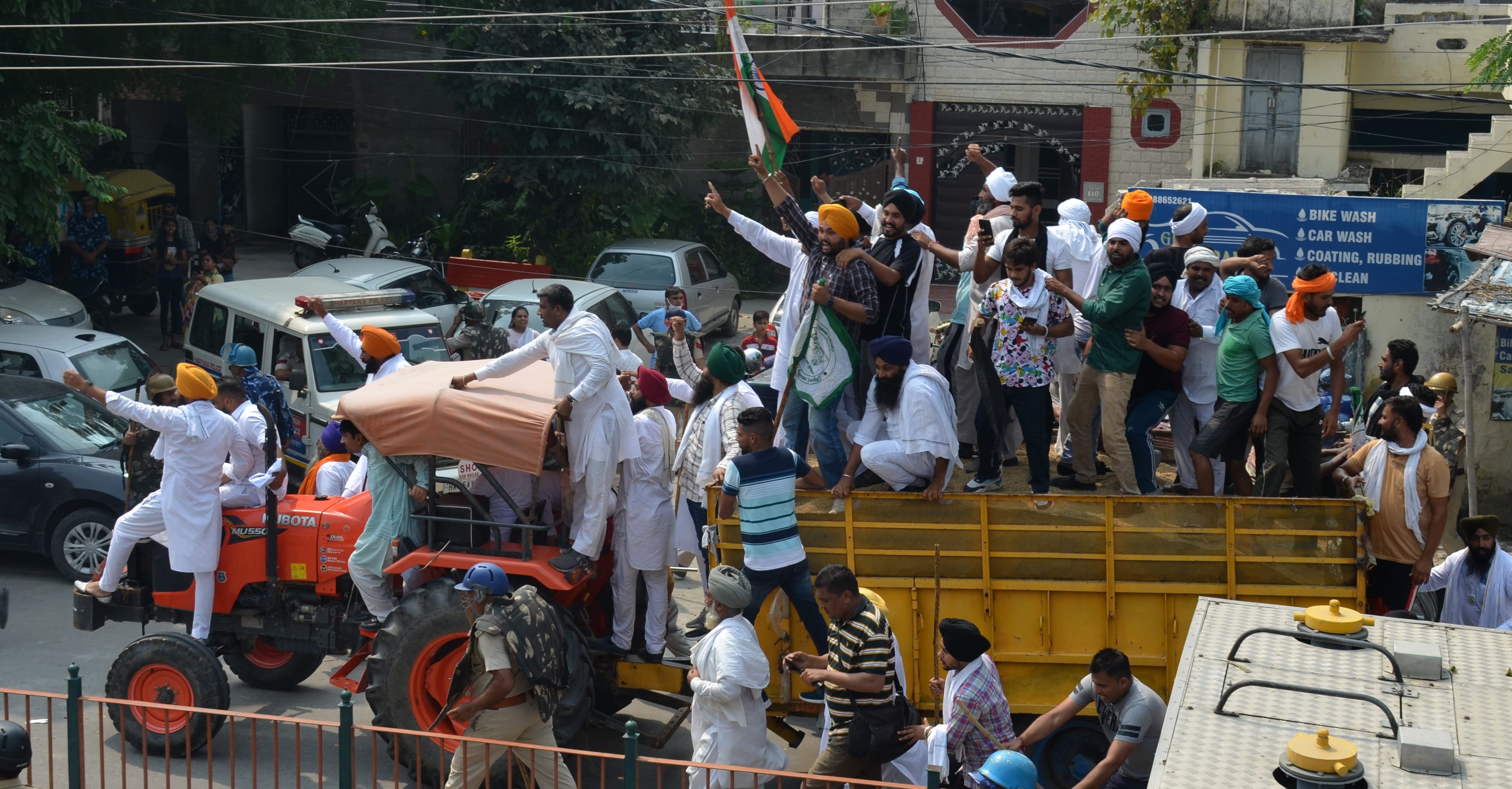58: करनाल में प्रेमनगर स्थित सीएम आवास पर प्रदर्शन करने पहुचे आंदोलनकारी किसानो ट्रैक्टर ट्राली म 58: करनाल में प्रेमनगर स्थित सीएम आवास पर प्रदर्शन करने पहुचे आंदोलनकारी किसानो ट्रैक्टर ट्राली म