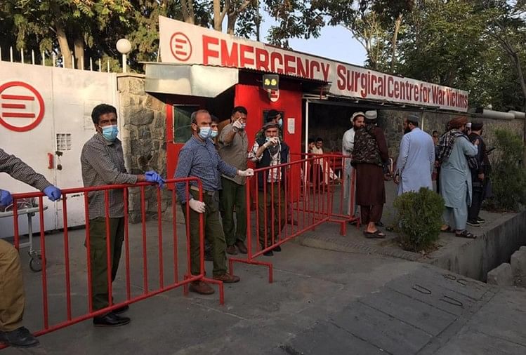 अफगानिस्तान के काबुल में बम ब्लास्ट के बाद अस्पताल के बाहर जुटी भीड़।